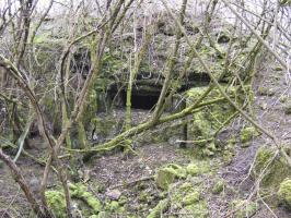 Ligne Maginot - KUBELMUEHLE 2 (AVANT POSTE) - (Blockhaus pour canon) - Facade avant du blockhaus
Noter les dégâts des combats et l'entonnoir de bombe qui a manqué de peu le blockhaus