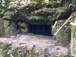 Ligne Maginot - KUBELMUEHLE 2 (AVANT POSTE) - (Blockhaus pour canon) - Créneau nord (endommagé par une bombe, entonnoir devant le créneau)