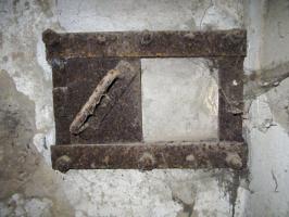 Ligne Maginot - KUBELMUEHLE 2 (AVANT POSTE) - (Blockhaus pour canon) - Goulotte lance-grenade (volet fermé)