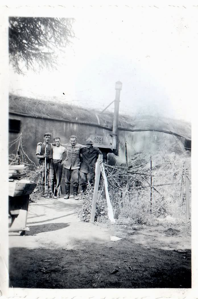 Ligne Maginot - GRAFENWEIHER NORD OUEST - (Casemate d'infanterie - double) - Vue années 40
Soldats allemands déguisés en soldats français lors des opérations de nettoyage de la casemate - Inconnu