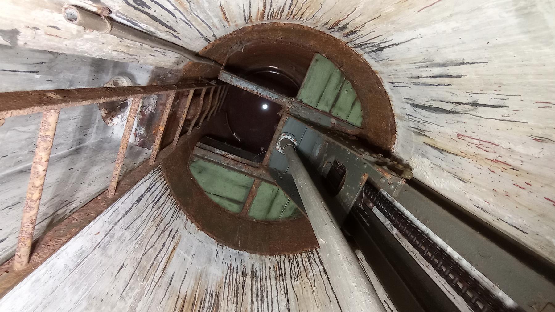 Ligne Maginot - FROHMUHL (PC DU QUARTIER KAPELLENHOF - II/153° RIF) - (Abri) - Vue de dessous du plancher montant de la cloche GFM du coffre Est