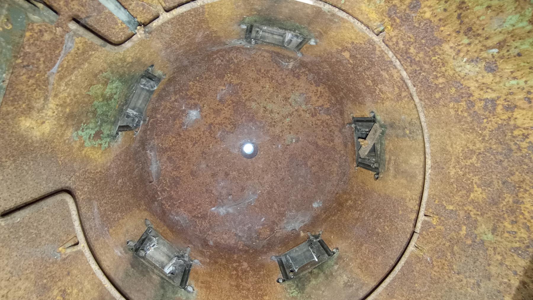 Ligne Maginot - FROHMUHL (PC DU QUARTIER KAPELLENHOF - II/153° RIF) - (Abri) - Vue de dessous de la cuirasse et des créneaux de la cloche GFM du coffre Est