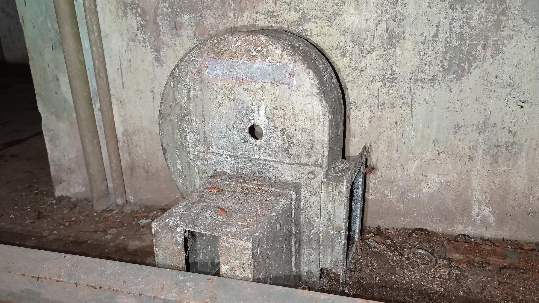 Ligne Maginot - FROHMUHL (PC DU QUARTIER KAPELLENHOF - II/153° RIF) - (Abri) - Carter de ventilation de la cloche G.F.M. du bloc d'entrée Est 
