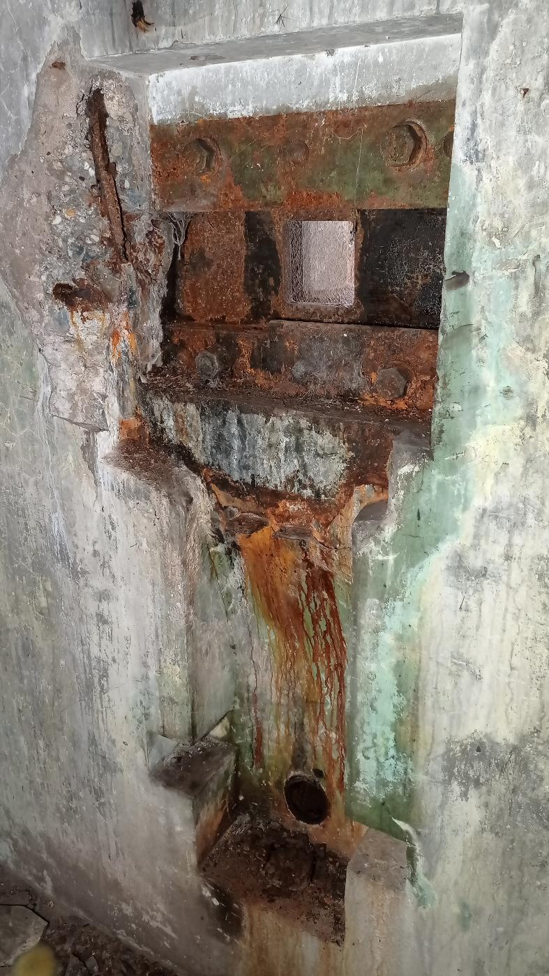 Ligne Maginot - FROHMUHL (PC DU QUARTIER KAPELLENHOF - II/153° RIF) - (Abri) - Créneau de protection du coffre Est pour Fusil Mitrailleur modèle 24 29 