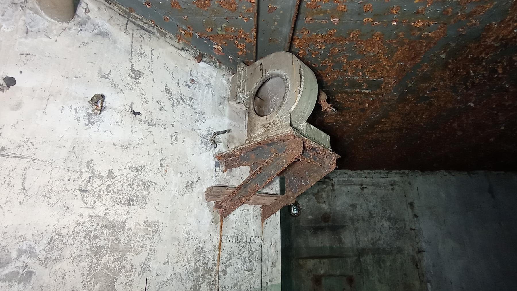 Ligne Maginot - FROHMUHL (PC DU QUARTIER KAPELLENHOF - II/153° RIF) - (Abri) - Carter de Ventilation installé sur son support  au coffre d'entrée Ouest 