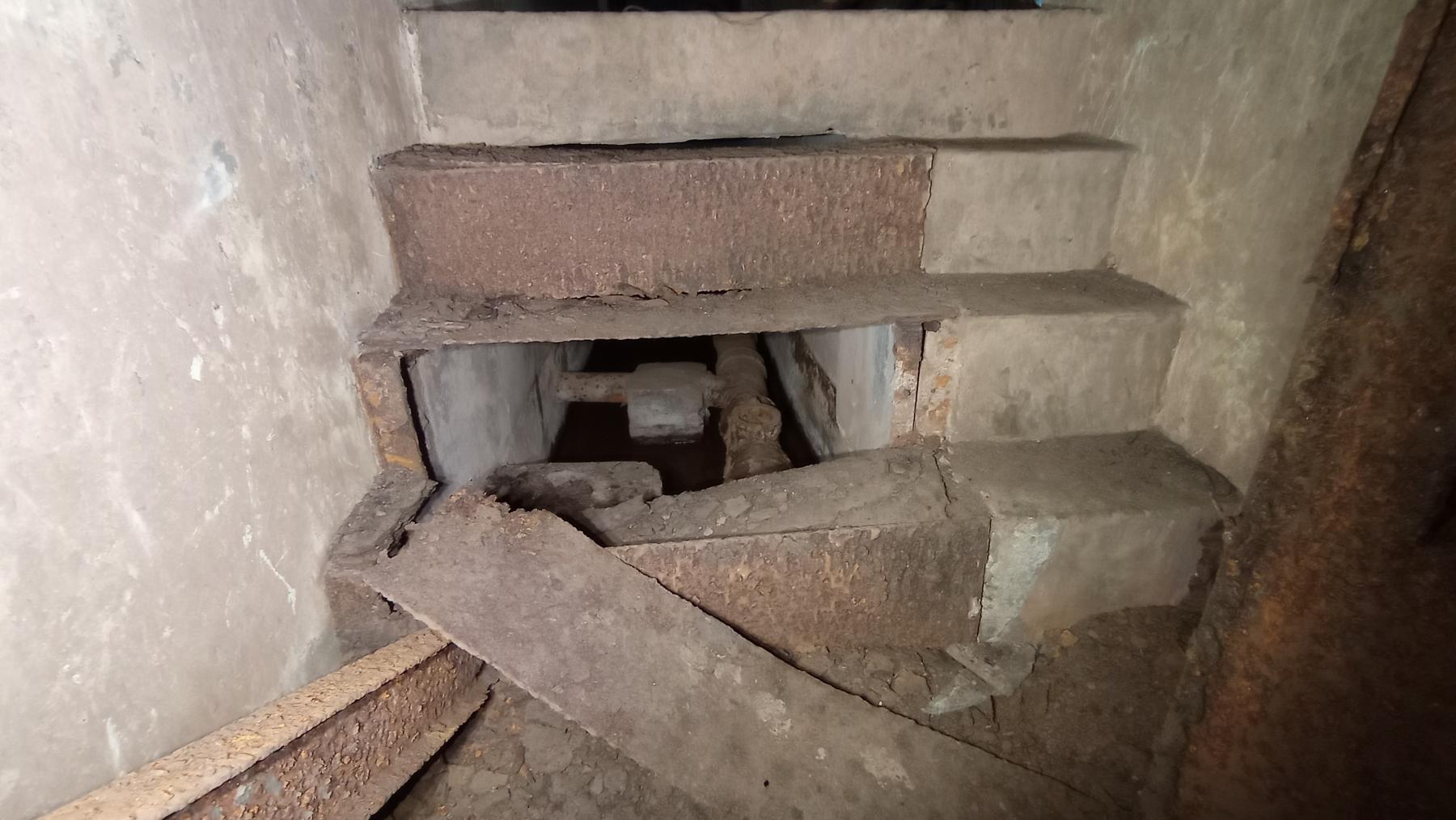 Ligne Maginot - FROHMUHL (PC DU QUARTIER KAPELLENHOF - II/153° RIF) - (Abri) - Escalier menant a l'entrée de l'égout