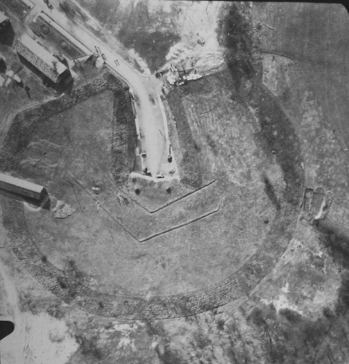 Ligne Maginot - BILLIG - A18 - (Ouvrage d'artillerie) - Entrée Mixte
Noter les bâtiments du casernement léger sur la droite.

Vue aérienne prise le 04/03/40 lors d'une mission de reconnaissance d'un appareil du GAO 2/514. 
Observateur Aspt Chmilewsky - Pilote Chef Reinhart