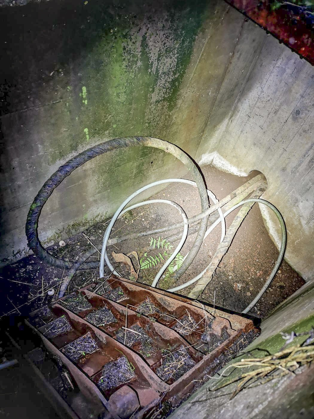 Ligne Maginot - B4 - (Chambre de coupure) - Cette chambre de tirage a été construite (possiblement) en remplacement de B4, qui a disparu après la construction de l'axe routier D620.
Des câbles modernes prolongent les anciens.