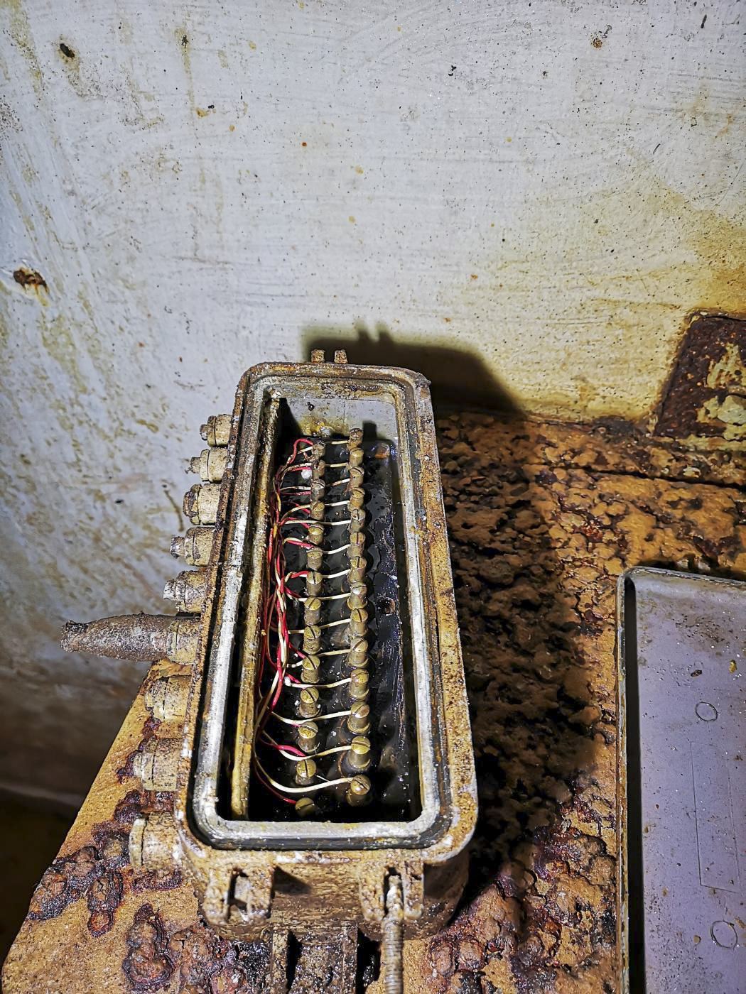 Ligne Maginot - B3 - (Chambre de coupure) - Un boîtier répartiteur moderne (années 1950) et non installé, dont la présence ici pose question.