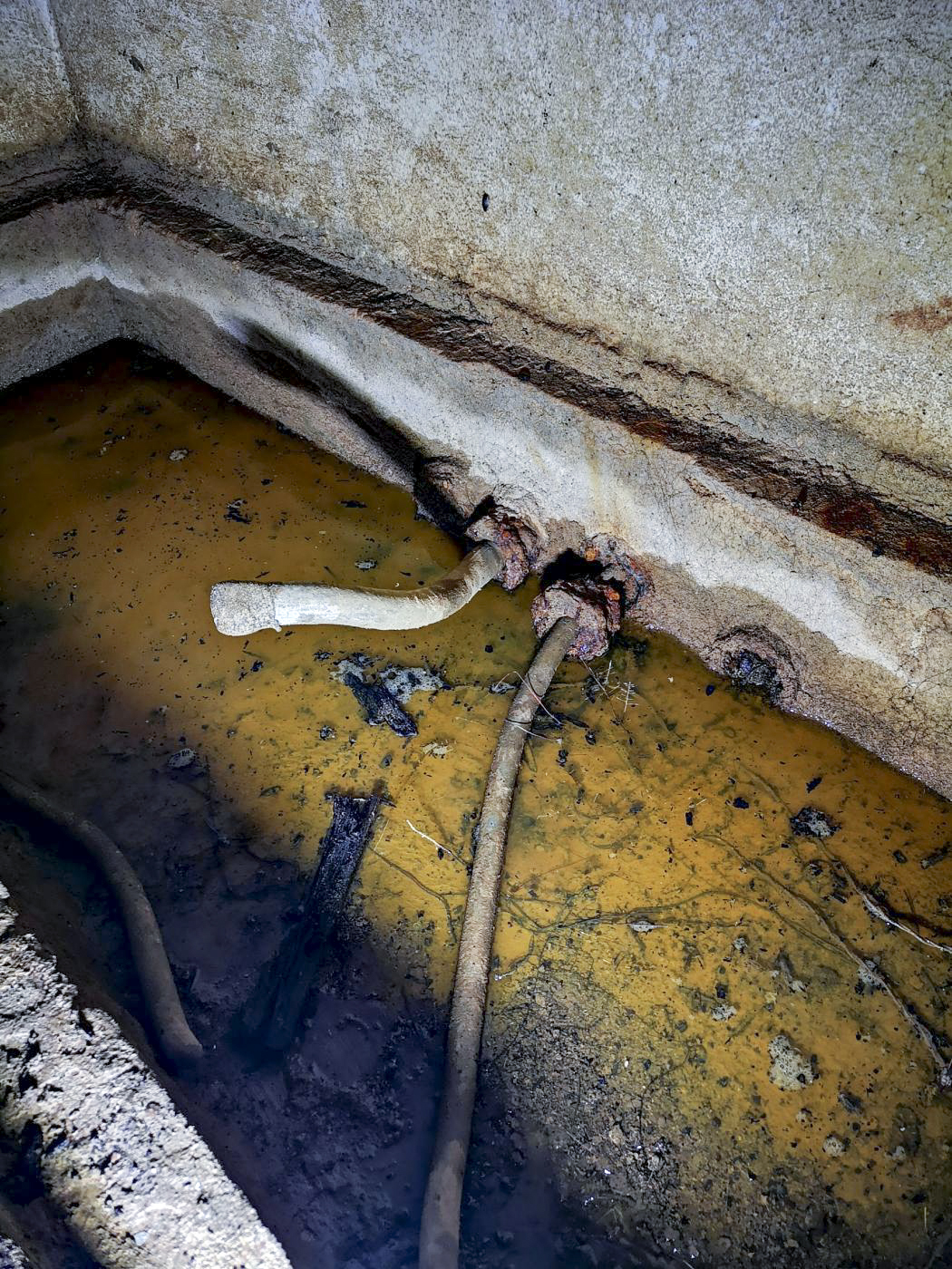 Ligne Maginot - B3 - (Chambre de coupure) - Arrivée (ou départ) des câbles téléphoniques sur le côté droit de la chambre.
2 câbles en sortent.