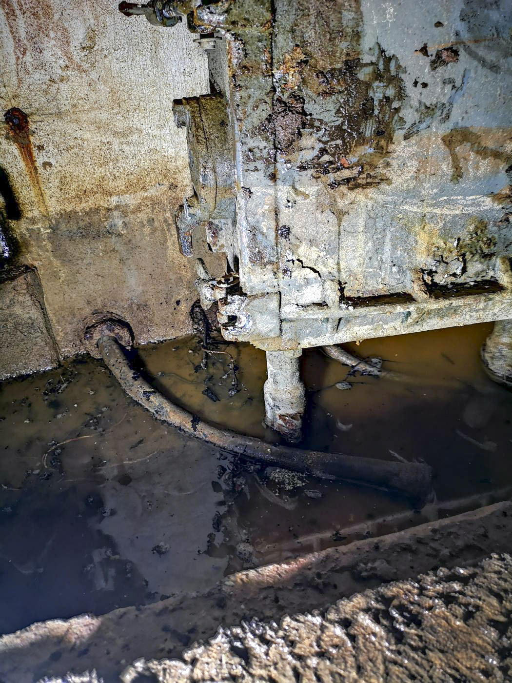 Ligne Maginot - B3 - (Chambre de coupure) - Arrivée (ou départ) des câbles téléphoniques au centre de la chambre de coupure (sous les répartiteurs)
2 câbles en sortent.