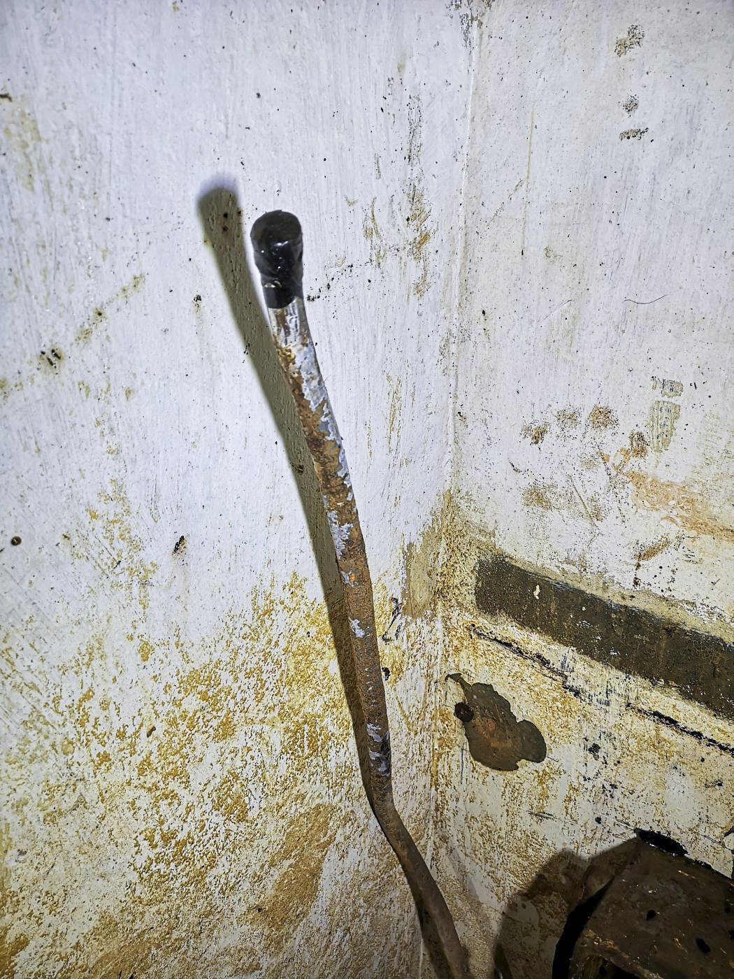 Ligne Maginot - B3 - (Chambre de coupure) - Câble sectionné et isolé de manière provisoire.
Preuve que des travaux n'étaient pas terminés.