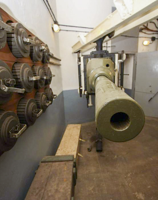 Ligne Maginot - SCHOENENBOURG - (Ouvrage d'artillerie) - Entrée munitions
Canon de 47 mm Antichar sur bi-rail