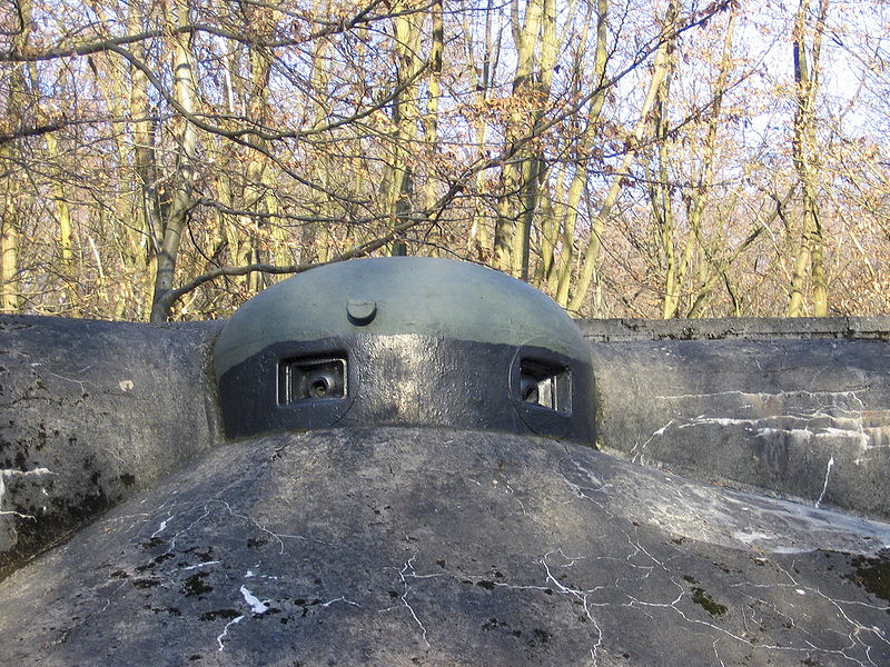 Ligne Maginot - SCHOENENBOURG - (Ouvrage d'artillerie) - Entrée des hommes
Détail des cloches. Vue de détail montrant l'encastrement des cloches dans le béton lors de la réfection de l'entrée. Cette disposition les rend moins vulnérables