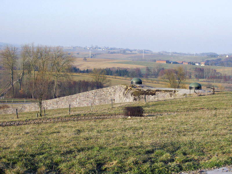 Ligne Maginot - SCHOENENBOURG - (Ouvrage d'artillerie) - Bloc 1
Casemate d'infanterie (jumelages de mitrailleuses Reibel, canon antichar de 47mm, créneau FM et cloche GFM)