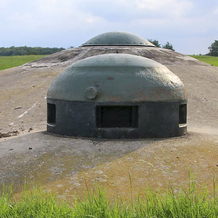 Ligne Maginot - SCHOENENBOURG - (Ouvrage d'artillerie) - Bloc 2
Tourelle de mitrailleuses et cloche GFM type A à l'avant plan
