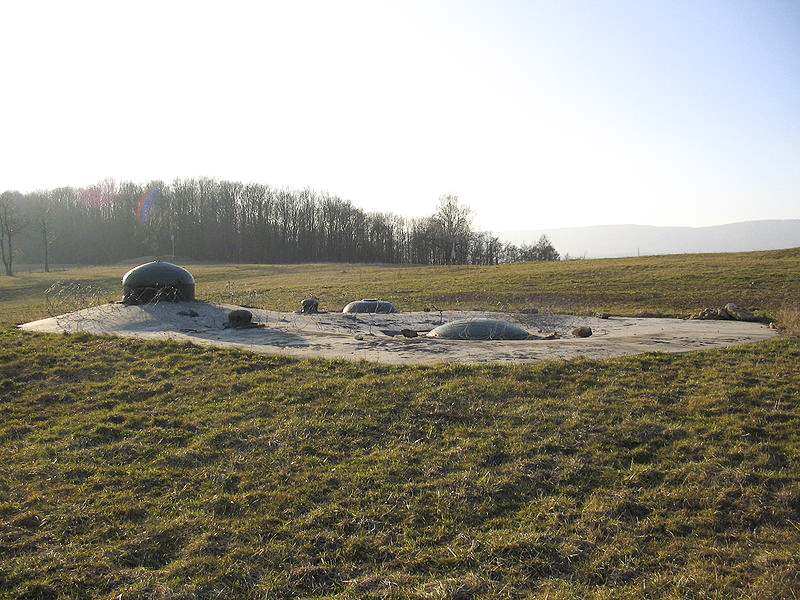Ligne Maginot - SCHOENENBOURG - (Ouvrage d'artillerie) - Bloc 5
Tourelle de mortier de 81 mm, cloche GFM et cloche lance grenade (non équipée)