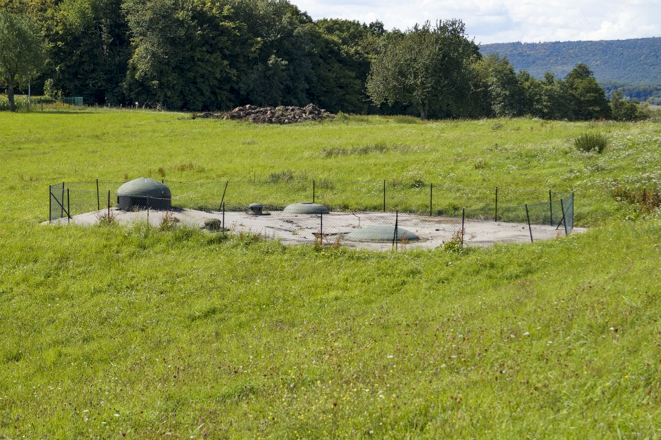 Ligne Maginot - SCHOENENBOURG - (Ouvrage d'artillerie) - Bloc 5
Tourelle de mortier de 81 mm, cloche GFM et cloche lance grenade (non équipée)