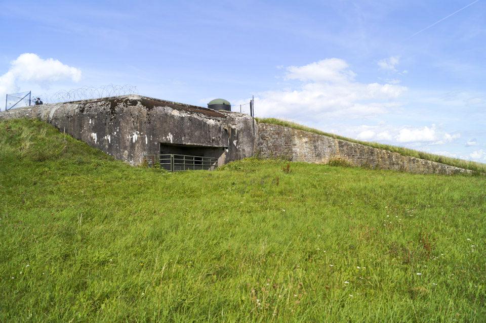 Ligne Maginot - SCHOENENBOURG - (Ouvrage d'artillerie) - Bloc 6
Casemate d'infanterie (jumelages de mitrailleuses Reibel, canon antichar de 47mm, créneau FM et cloche GFM)