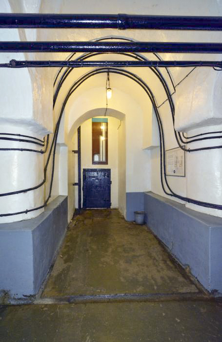 Ligne Maginot - SCHOENENBOURG - (Ouvrage d'artillerie) - Issue de secours
L'évacuation de l'ouvrage était prévue par un puits vertical doté d'échelons et rempli de gravier en temps normal. La porte donne sur le local destiné à recueillir le gravier lors de l'activation de l'issue de secours, l'accès au puits de sortie se faisant par l'échelle sir la gauche de la photo.