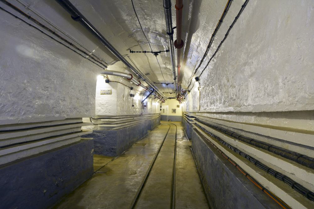 Ligne Maginot - SCHOENENBOURG - (Ouvrage d'artillerie) - Galerie en bas de l'entrée munitions. Les magasins à artifices sont de part et d'autre de la galerie