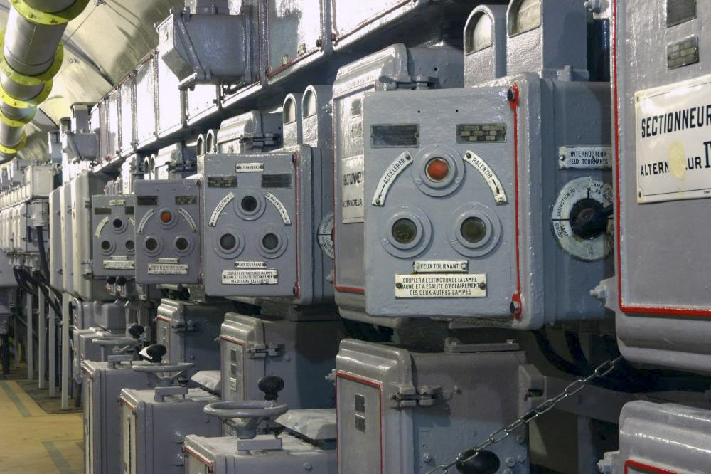 Ligne Maginot - SCHOENENBOURG - (Ouvrage d'artillerie) - Usine électrique
Les dispositif de couplage des groupes électrogènes avec les 'feux tournants' permettant leur synchronisation.