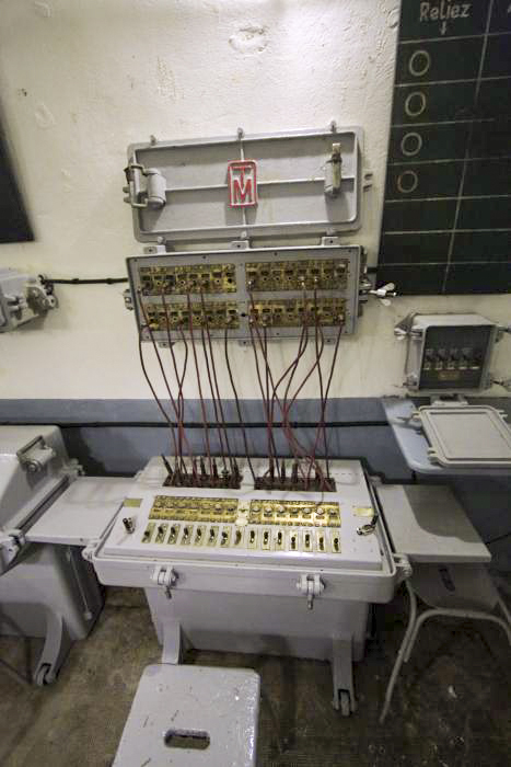 Ligne Maginot - SCHOENENBOURG - (Ouvrage d'artillerie) - Le PC de l'ouvrage
Central mural TM 32 pour 32 abonnés avec table opérateur à 14 circuits
(Reconstitution)