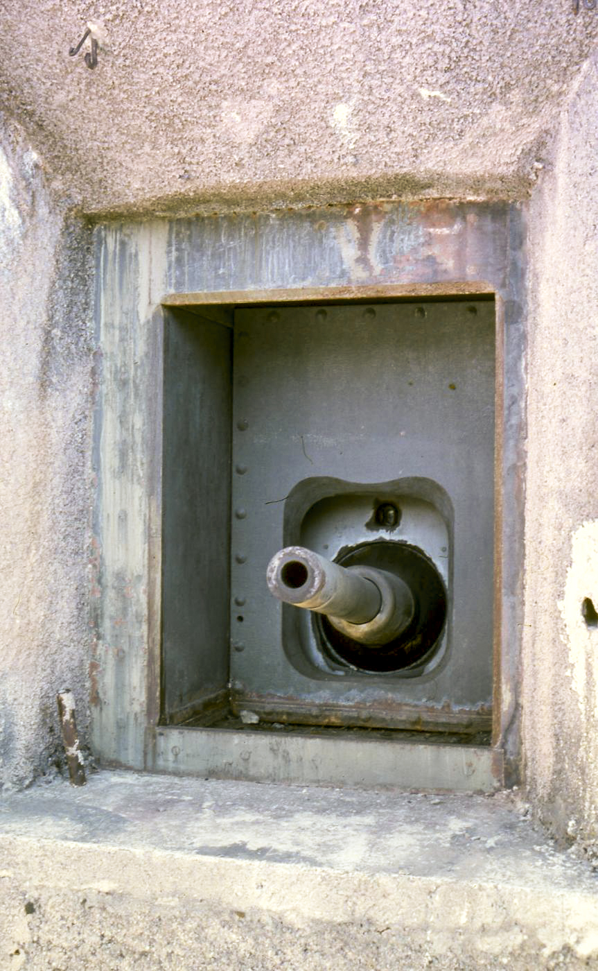 Ligne Maginot - MONTE GROSSO (MG) - E02 - (Ouvrage d'artillerie) - Bloc 3
Canon obusier de 75 Mle29
Années 1980