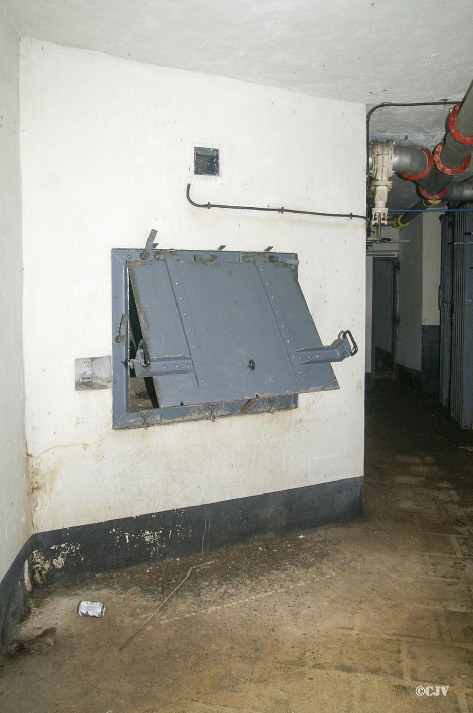Ligne Maginot - MONTE GROSSO (MG) - E02 - (Ouvrage d'artillerie) - Bloc 3
Le réceptacle à douille au bas du bloc