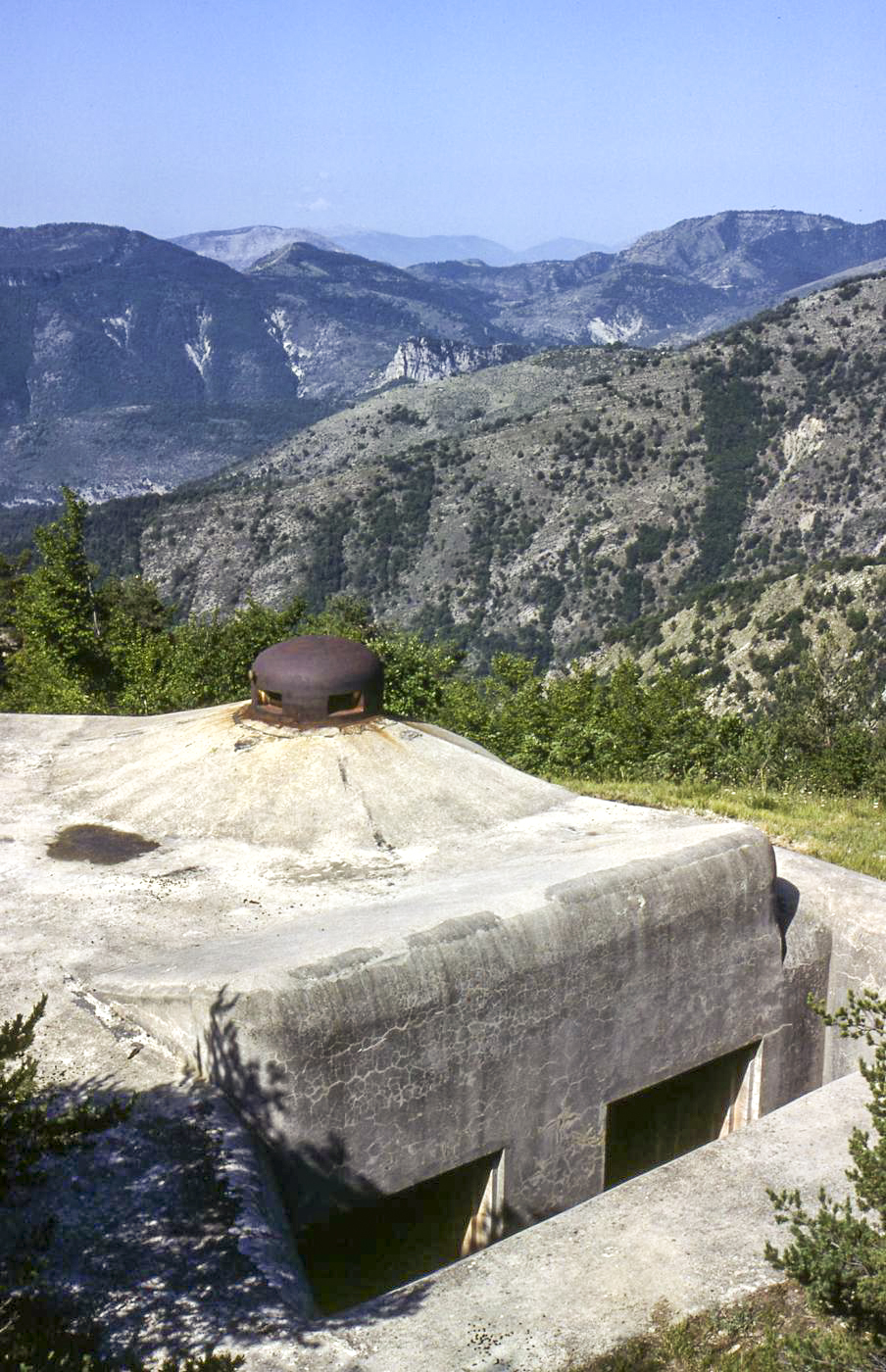 Ligne Maginot - MONTE GROSSO (MG) - E02 - (Ouvrage d'artillerie) - Bloc 4
Face nord-est (gauche).
Créneaux de mortier de 81 mm en fossé
Années 1980