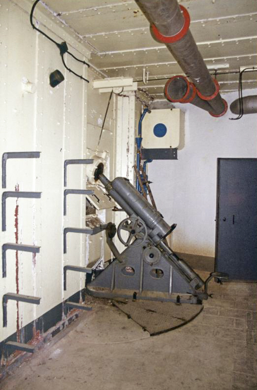 Ligne Maginot - MONTE GROSSO (MG) - E02 - (Ouvrage d'artillerie) - Bloc 4
Chambre de tir est.
Noter au-dessus à gauche le périscope pour la surveillance du fossé et la goulotte à grenade