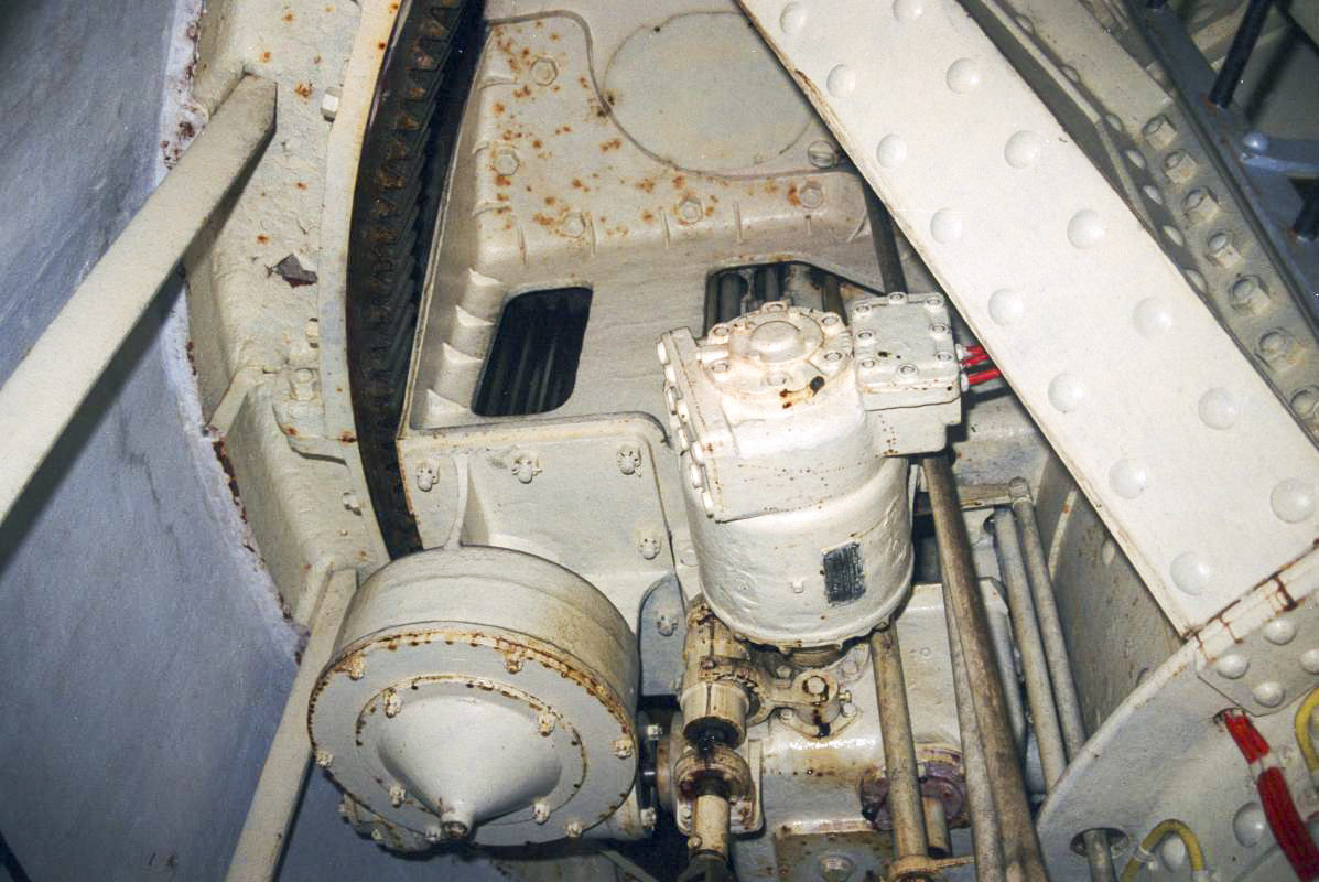 Ligne Maginot - MONTE GROSSO (MG) - E02 - (Ouvrage d'artillerie) - Bloc 5
Tourelle de 75 Mle 33 – mécanisme du pointage du direction