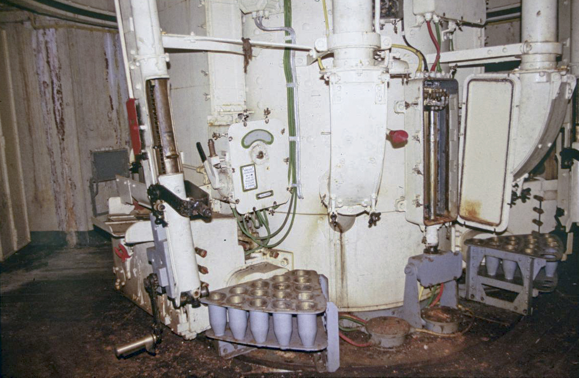 Ligne Maginot - MONTE GROSSO (MG) - E02 - (Ouvrage d'artillerie) - Bloc 5
Tourelle de 75 Mle 33 – à gauche le noria auxiliaire