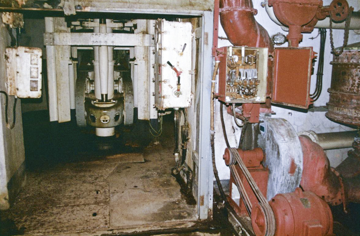 Ligne Maginot - MONTE GROSSO (MG) - E02 - (Ouvrage d'artillerie) - Bloc 5
Tourelle de 75 Mle 33 – à droite station de ventilation du bloc