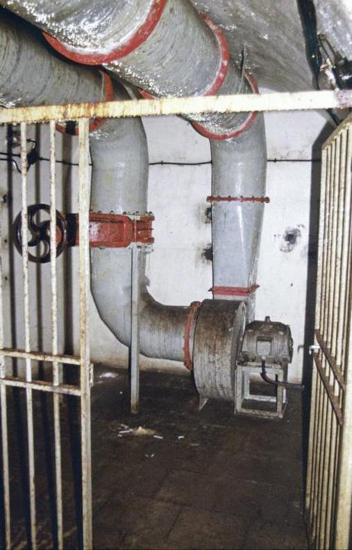 Ligne Maginot - MONTE GROSSO (MG) - E02 - (Ouvrage d'artillerie) - Bloc 5
Tourelle de 75 Mle 33 – ventilateur en sous-sol du bloc