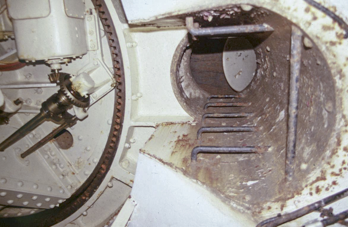 Ligne Maginot - MONTE GROSSO (MG) - E02 - (Ouvrage d'artillerie) - Bloc 6
Tourelle de 135 Mle 32, l'accès sous l'avant-cuirasse