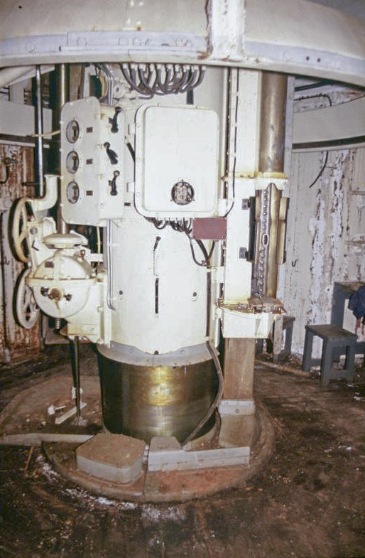 Ligne Maginot - MONTE GROSSO (MG) - E02 - (Ouvrage d'artillerie) - Bloc 6
Tourelle de 135 Mle 32, à droite le noria