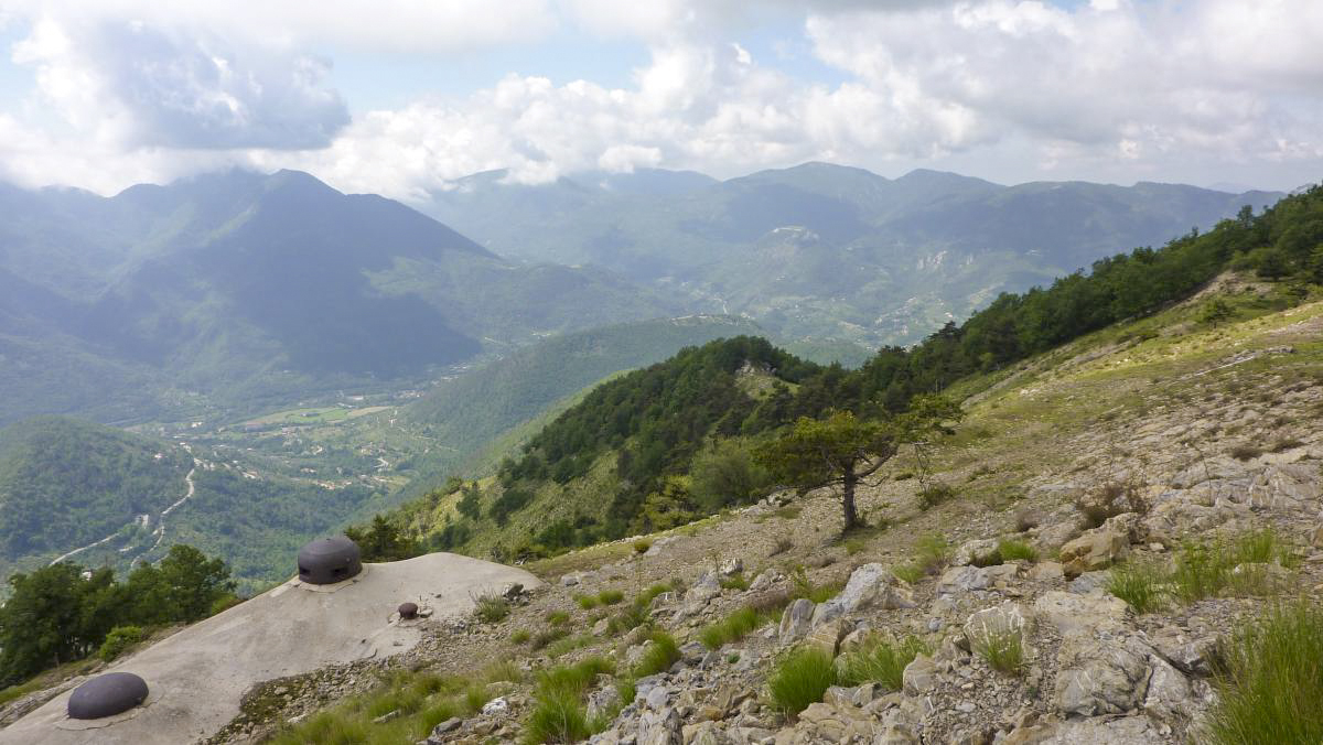 Ligne Maginot - MONTE GROSSO (MG) - E02 - (Ouvrage d'artillerie) - Le bloc 7
Vue sur le Barbonnet au fond