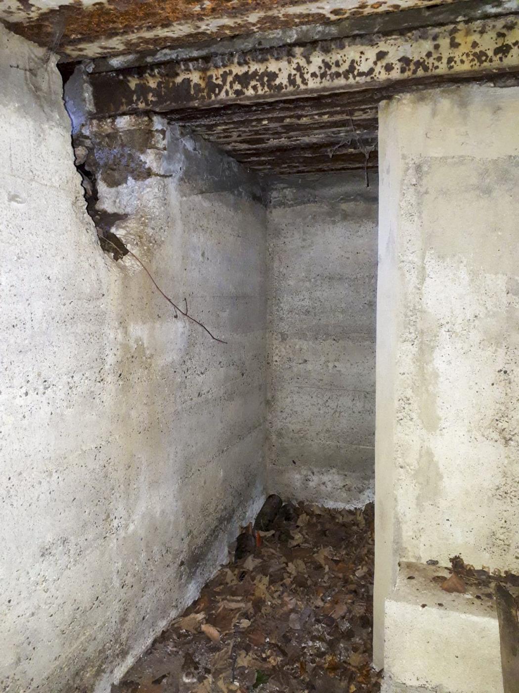 Ligne Maginot - WALDHOF EST - (Blockhaus pour arme infanterie) - Créneau percé par les français - G.Fuchs