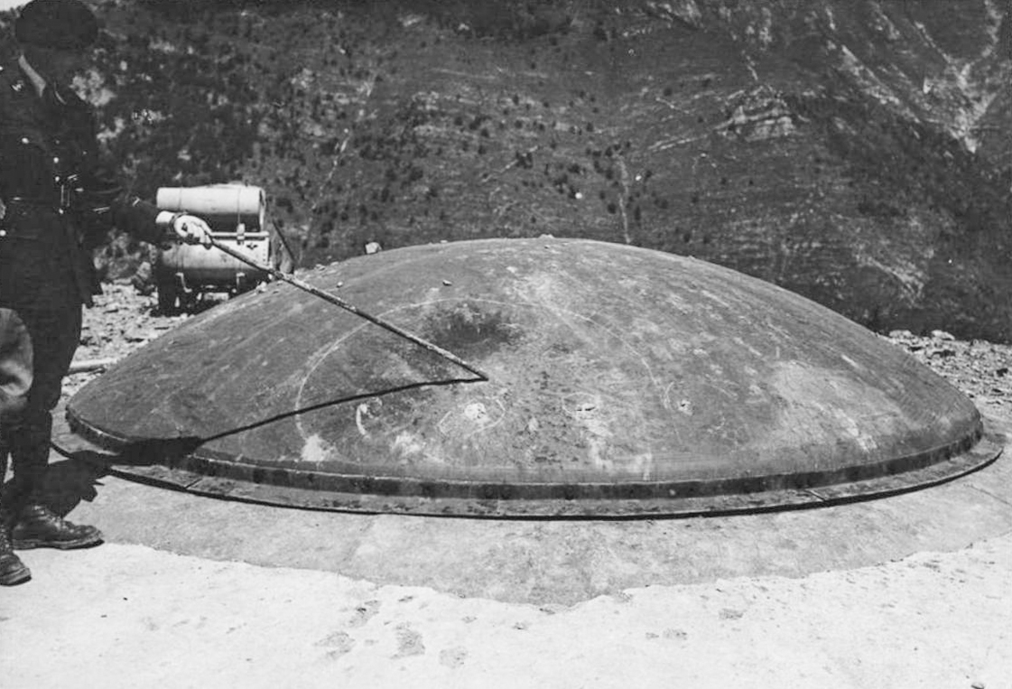 Ligne Maginot - MONTE GROSSO (MG) - E02 - (Ouvrage d'artillerie) - La tourelle de 75 après le coup reçu de plein fouet par un obus de 149 italien, alors qu'elle effectuait un tir: aucun dégat!
