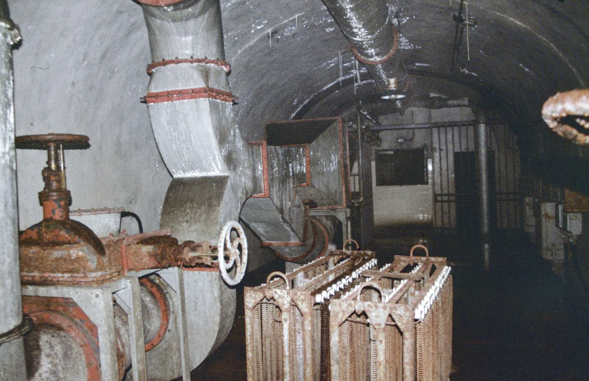 Ligne Maginot - MONTE GROSSO (MG) - E02 - (Ouvrage d'artillerie) - Station principale de ventilation
Noter sur la droite les résistances électriques destinées aux essais en charge des groupes électrogènes.
