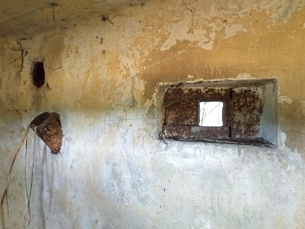 Ligne Maginot - BUCHHOLZERBERG Est ( Blockhaus pour arme infanterie ) - Créneau de défense rapprochée arrière et goulotte à grenades