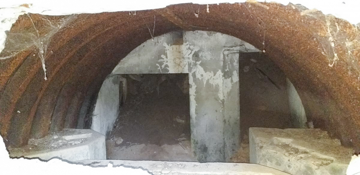 Ligne Maginot - EICHELBERG NORD - (Blockhaus pour canon) - Les deux supports pour les bêches du canon et au fond, les entrées hommes et matériel