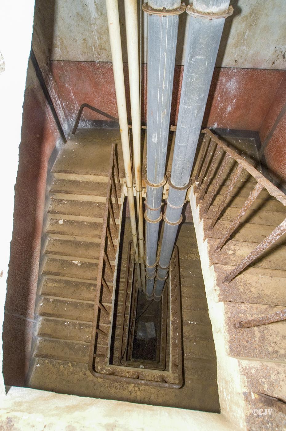 Ligne Maginot - BOIS D'ESCHERANGE - X3 (QUARTIER KANFEN - I/169°RIF) - (Abri) - Entrée gauche; l'escalier