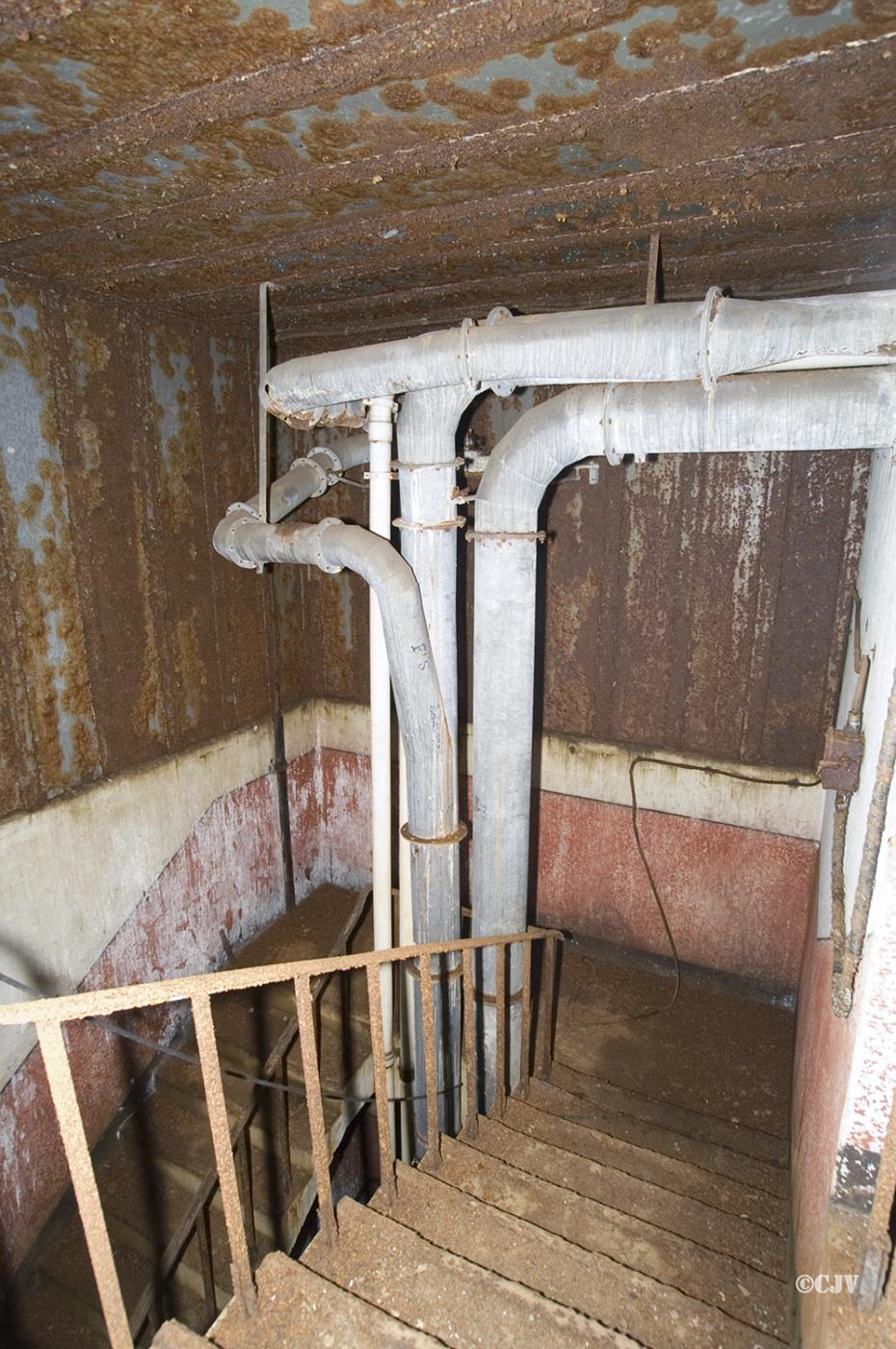 Ligne Maginot - BOIS D'ESCHERANGE - X3 (QUARTIER KANFEN - I/169°RIF) - (Abri) - Entrée gauche; l'escalier et tuyaux d'aération