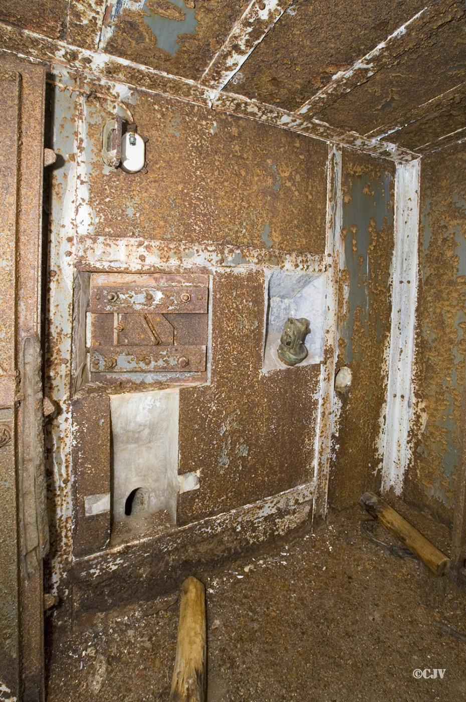 Ligne Maginot - BOIS D'ESCHERANGE - X3 (QUARTIER KANFEN - I/169°RIF) - (Abri) - Entrée gauche, la défense de l'entrée 