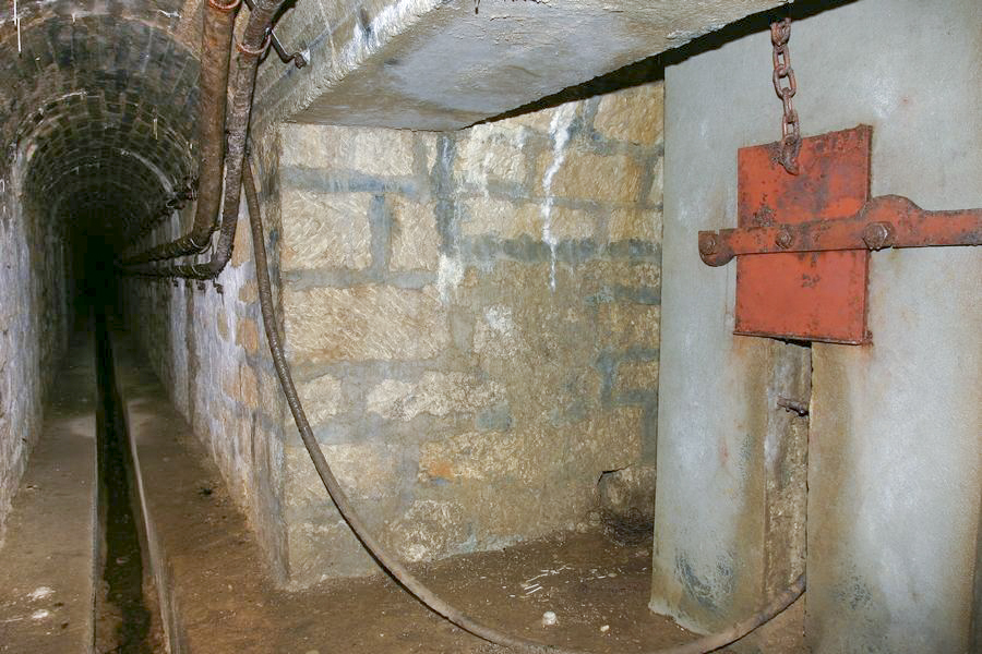 Ligne Maginot - BOIS d'ESCHERANGE - X3 (Quartier Kanfen - I/169°RIF) ( Abri ) - L'égout visitable
Entrée de câble