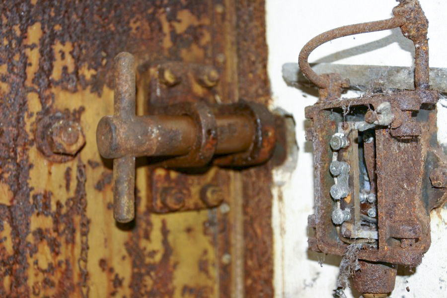 Ligne Maginot - BOIS d'ESCHERANGE - X3 (Quartier Kanfen - I/169°RIF) ( Abri ) - Dispositif d'alarme relié au camp de sureté le plus proche (Angevillers) surveillant l'ouverture de l'une des porte d'entrée