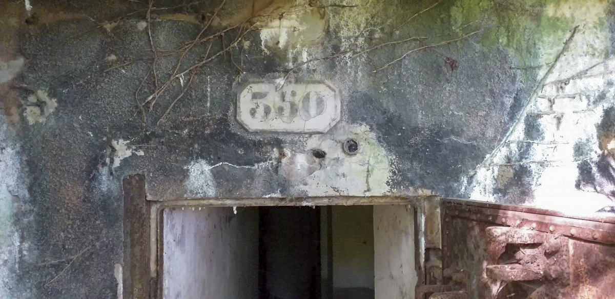 Ligne Maginot - HOFFEN ( Casemate d'infanterie ) - Plaque n° 350 au dessus de l'entrée - Gregory Fuchs