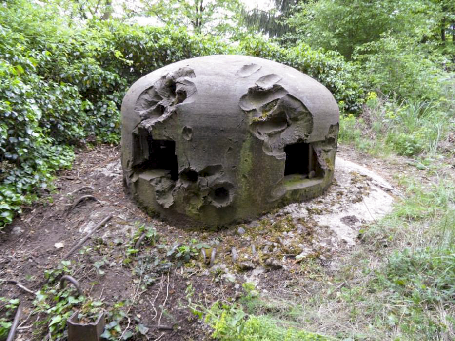 Ligne Maginot - HOFFEN ( Casemate d'infanterie ) - La cloche GFM labourée par les PAK allemands